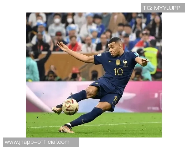 姆巴佩强势突破库巴西防线为皇马赢得宝贵角球机会